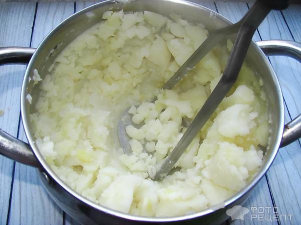 Картофельное пюре в кастрюле. Сколько варить пюре. Пюре картофельное в белой кастрюле. Ванна картофельного пюре.