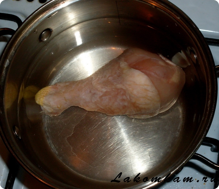 Варить курицу для супа после закипания. Варящаяся кастрюля с куриными ножками. Голень в кастрюле. Кладем в кастрюлю куриную голени. Перевернуть голень в кастрюле.