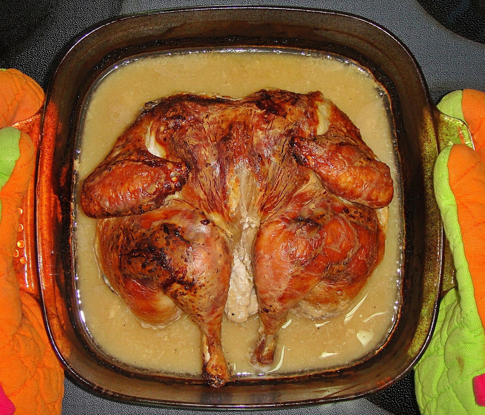 Сколько по времени жарится курица. Курица в духовке. Курица в разрезе в духовке. Половина курицы в духовке. Курица в духовке половинками.