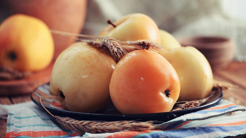 Яблоки, моченные в ведре – 7 простых рецептов на зиму
