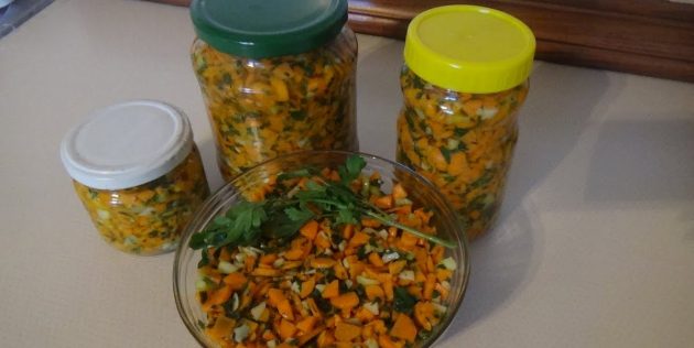 Как заготовить морковь на зиму: Острый салат из моркови с зеленью