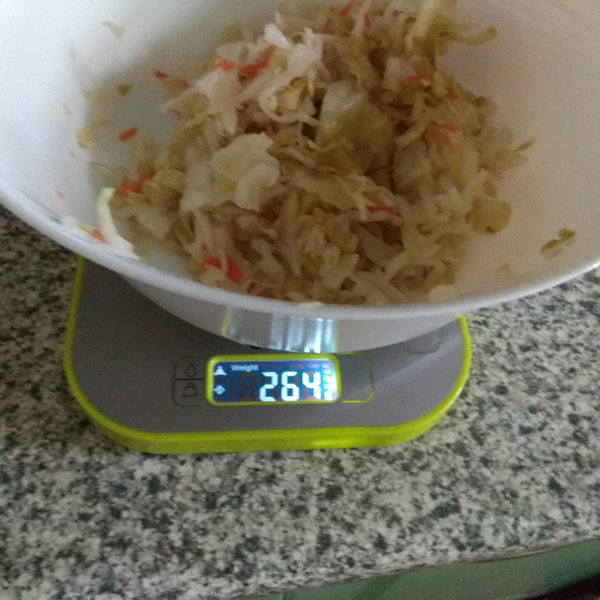 Сколько весит салат. 100г тушеной капусты. Тушеная капуста 100 грамм на весах. 100 Грамм капусты. 200 Гр квашеной капусты.
