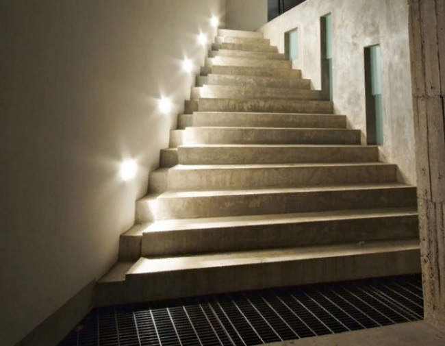 Освещение лестницы с помощью подсветки ступеней