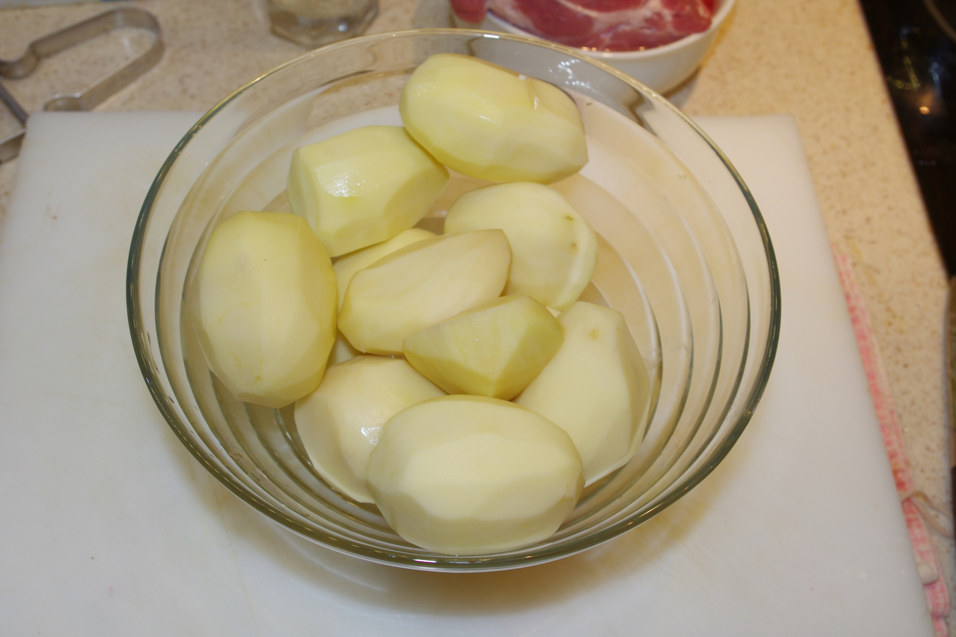 Картошку залило водой. Картофель очищенный. Чистить картошку. Картошку заливают водой. Картофель в заливке.