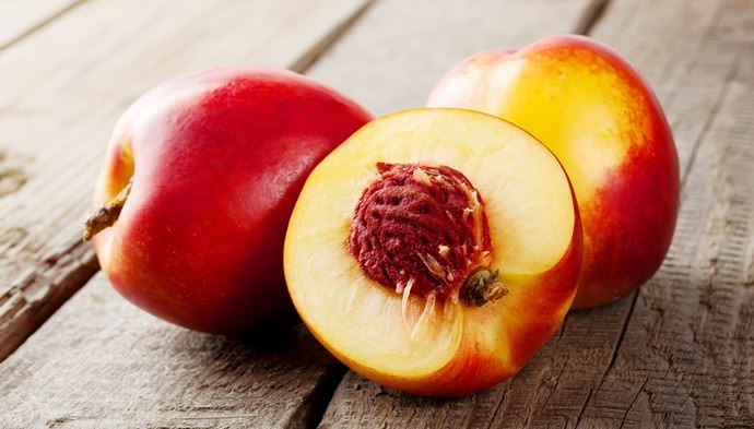 Нектарин является разновидностью персика, но его плоды обладают гладкой кожицей