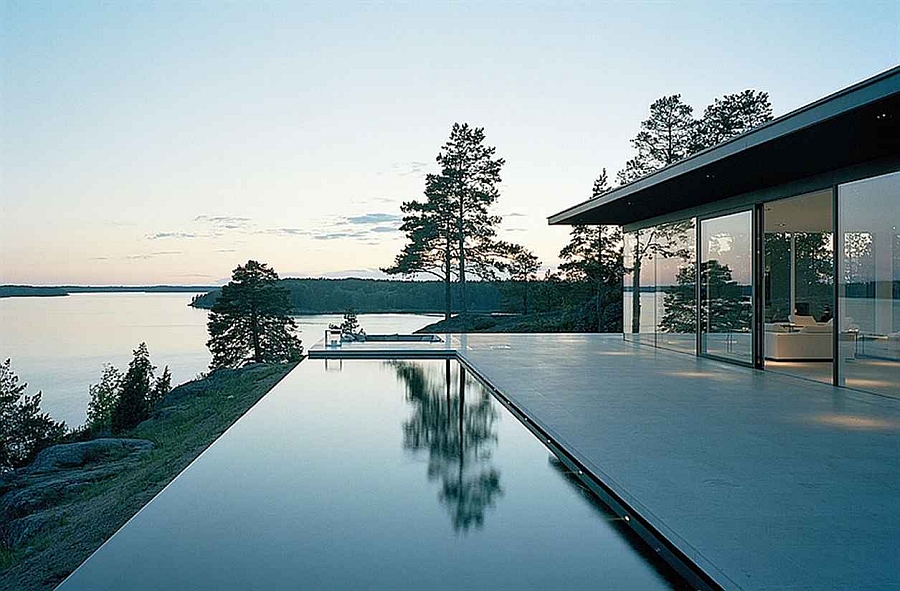 Дом с бассейном на берегу озера