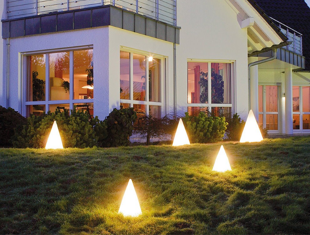 Светильники-пирамидки на газоне перед домом
