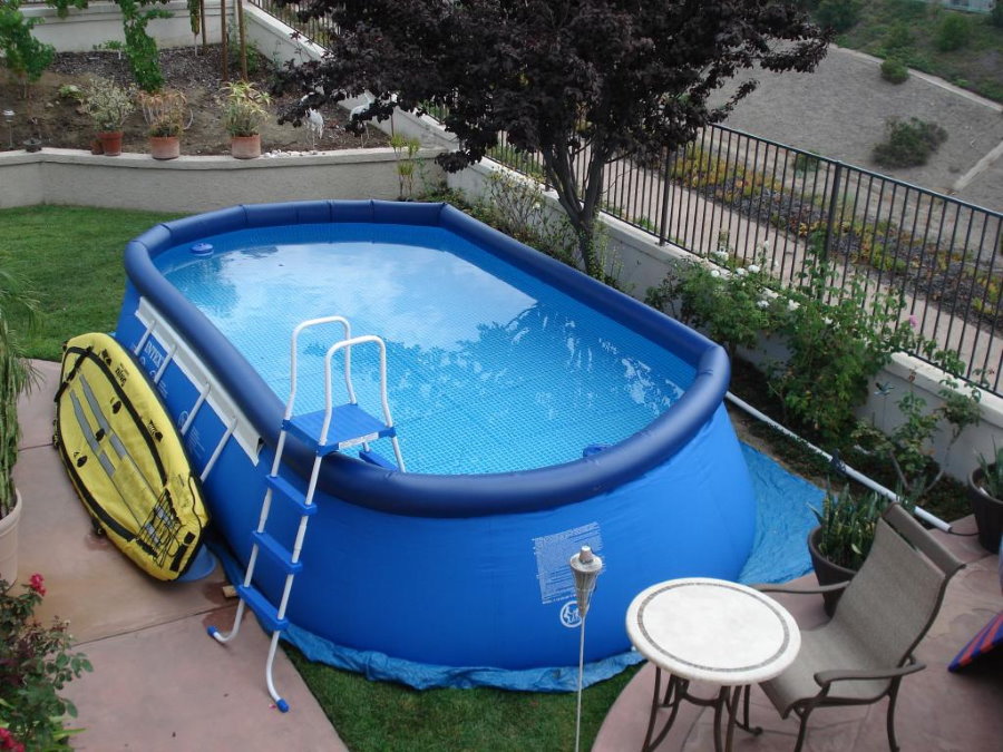Вместительный бассейн каркасно-надувного типа