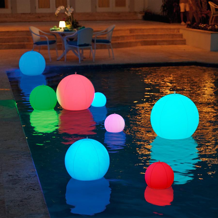 Плавучие светильники в бассейне загородного дома