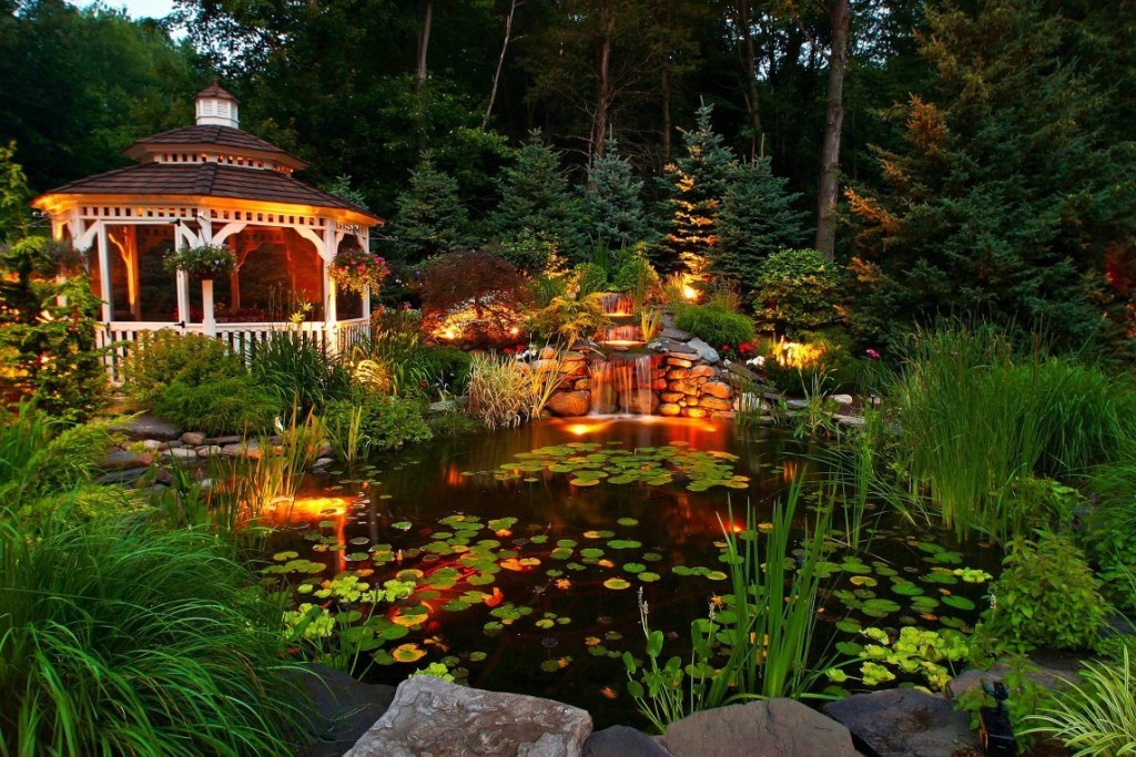 Садовый водоем с красивой подсветкой