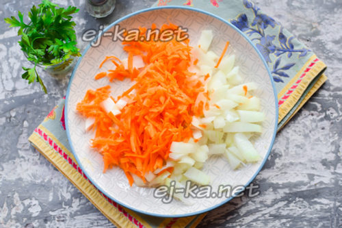 морковь натереть на средней терке, луковицу нарезать кубиками среднего размера