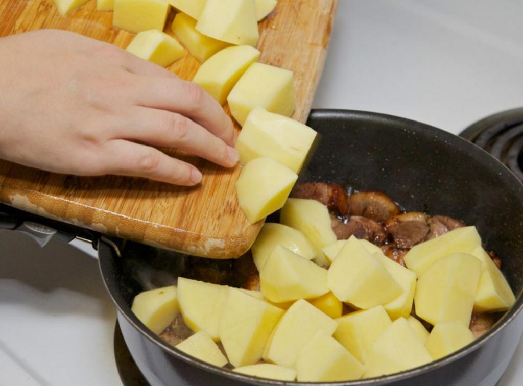 Картошку закрыть тестом. Картошка нарезанная кружочками. Порезать картошку для тушения. Нарезка картошки для жарки. Нарезка картофеля для рагу.