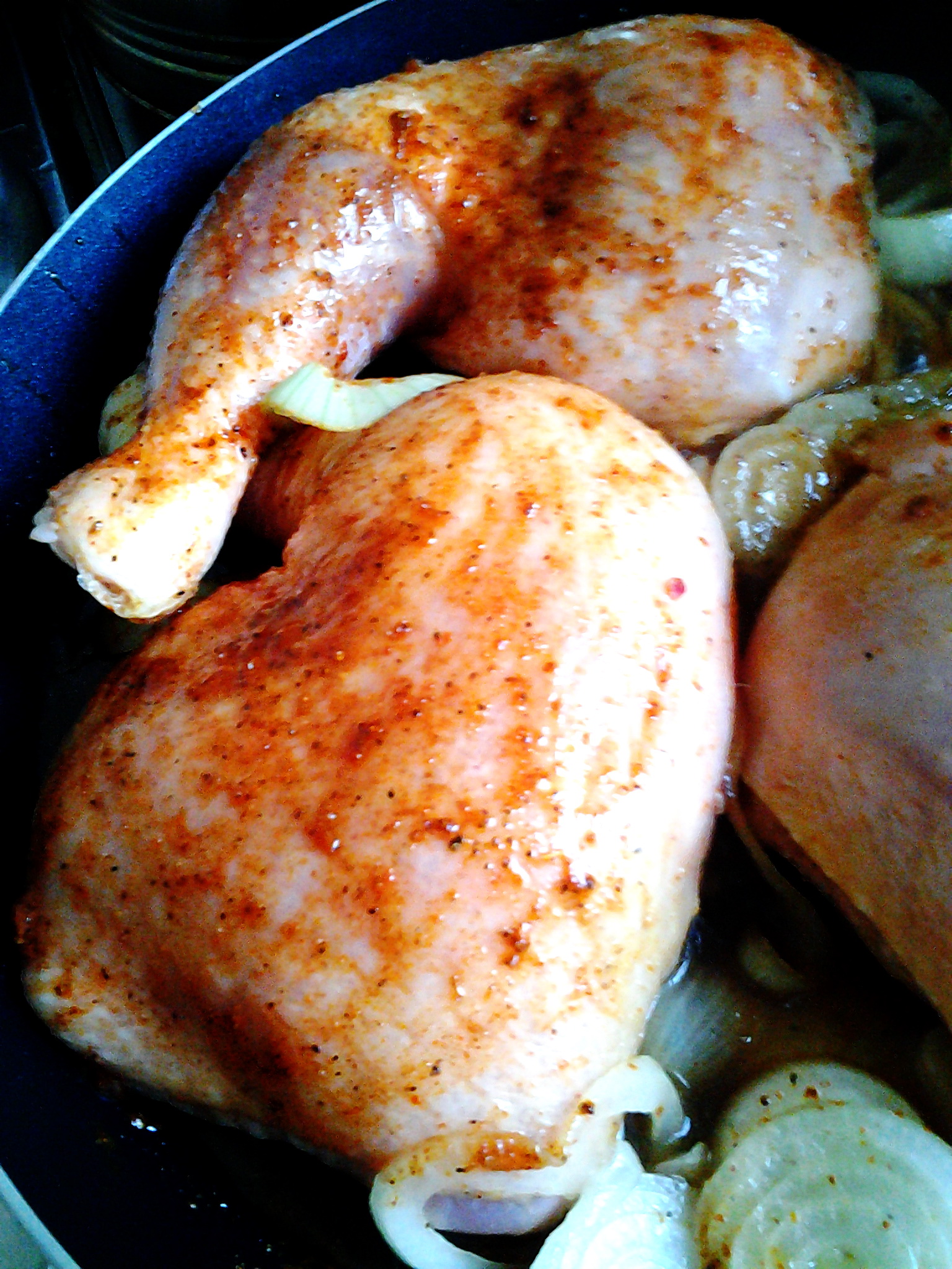 Курица запеченная в духовке кусками. Курица в духовке. Курица запеченная в духовке. Жареная курица в духовке. Курица в духовке кусочками.