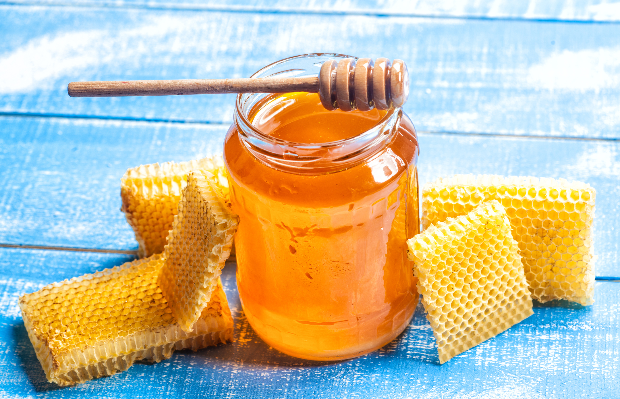 Бешеный мед. Мед. Пчелиный мёд. Мед и воск. Соты меда.