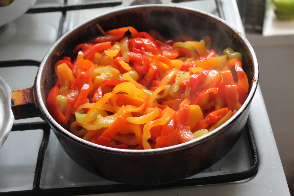 Овощи с томатной пастой на сковороде. Тушеные овощи перец. Тушеный болгарский перец. Тушеные кабачок болгарский перец помидор. Овощи в кастрюле.