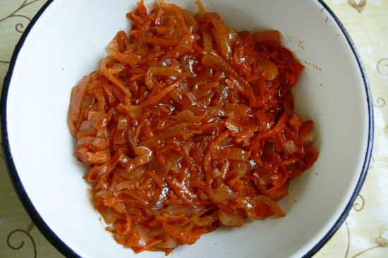 Треска морковь лук томатная паста