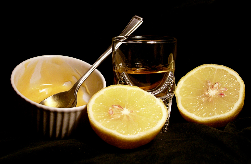Стакан воды натощак мед. Ложка для меда. Медовая вода. Теплая вода с лимоном и медом. Лимон и мед утром.