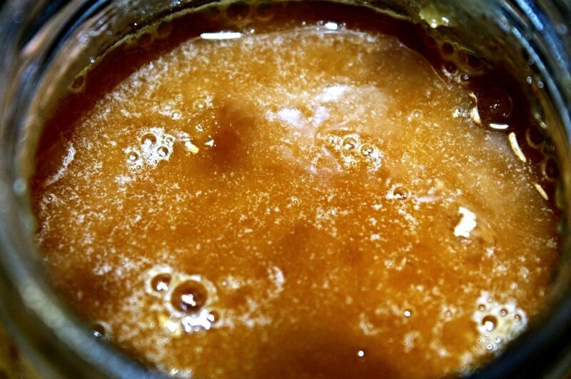 Почему мед не кристаллизуется. Засахарившийся гречишный мед. Башкирский гречишный мед. Мёд засахарился. Гречишный мед кристаллизация.