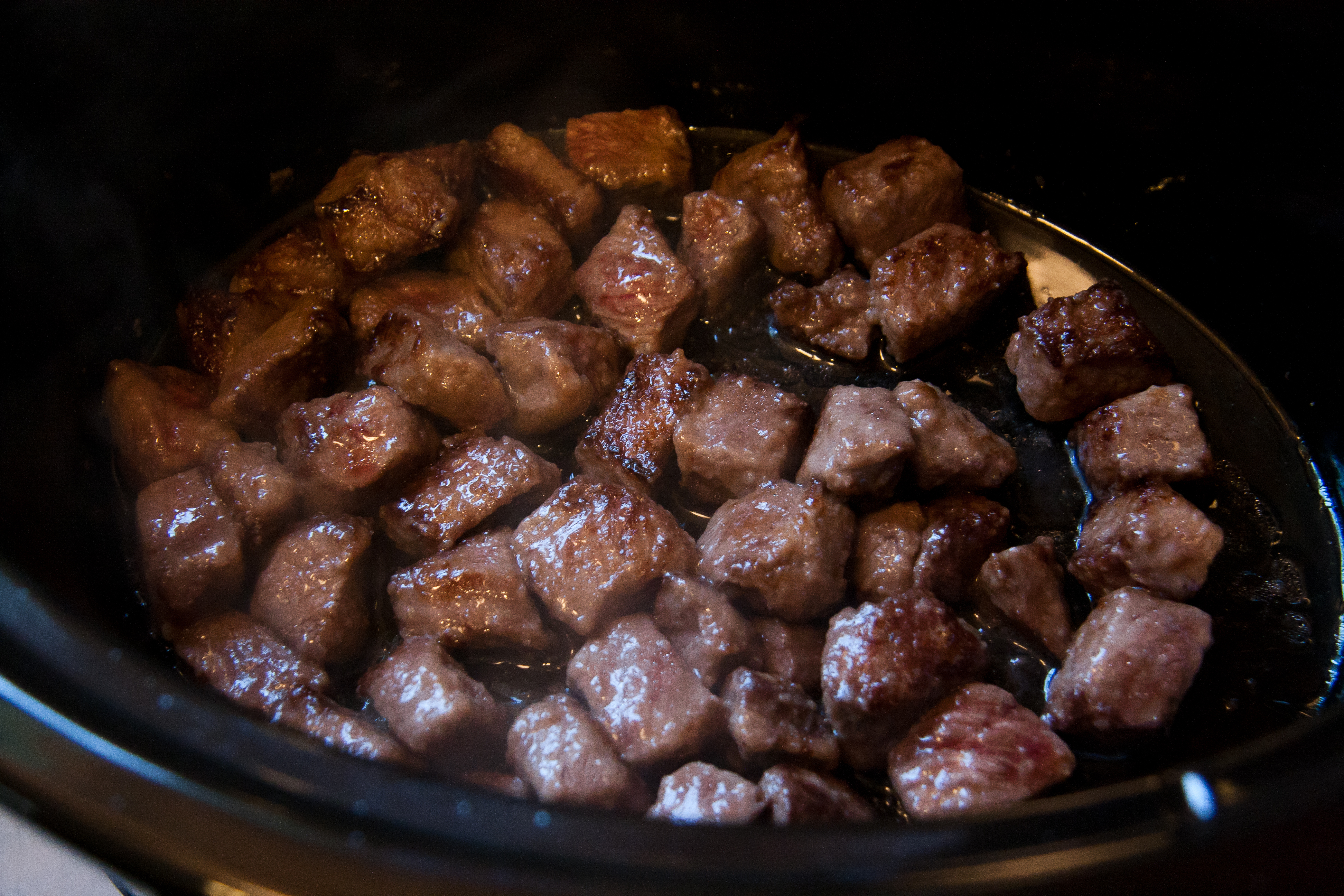 Рецепт приготовления говядины в казане. Мясо в казане. Жареная говядина в казане. Кусочек жареного мяса. Мясо обжарить в казане.