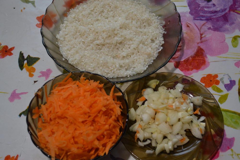 Промыть рис и натереть морковь