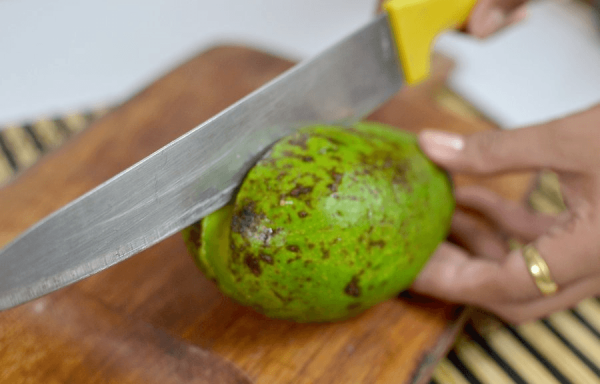 Обрезка авокадо вокруг косточки