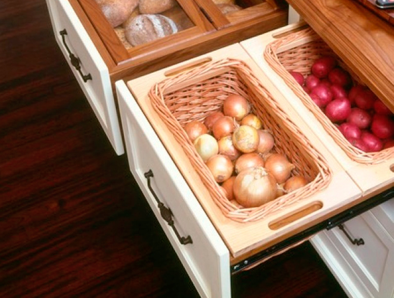 Как сохранить лук свежим в холодильнике. Хранение овощей на кухне. Хранение картофеля в квартире. Хранение овощей на кухне варианты.
