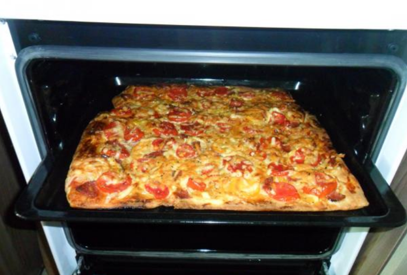 Сколько пицца готовится в духовке при 180. Пицца в духовке. Пицца домашняя в духовке. Пицца в духовке на Протвине. Противень для пиццы.