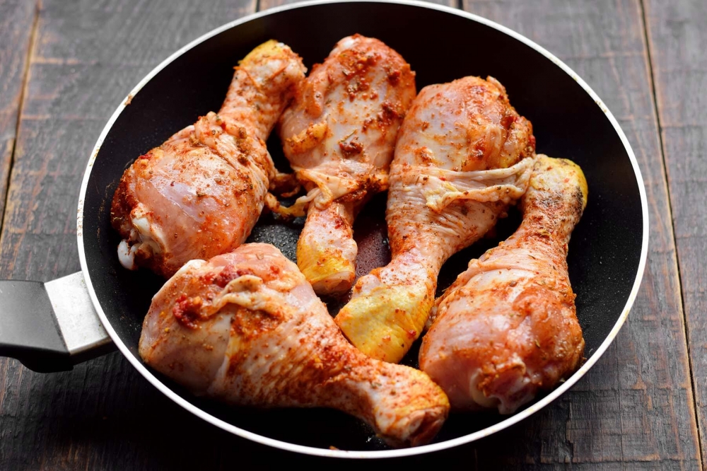 Голень куриная рецепты простой. Куриные голени на сковороде. Голень жареная. Голень курицы. Куриные голени на сковороде с корочкой.