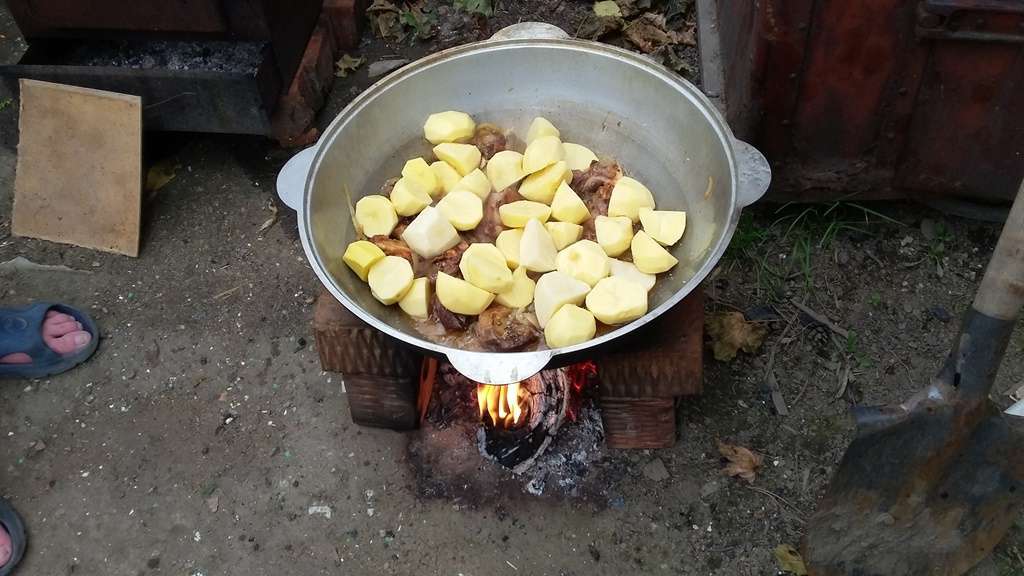 Картошка в казане пошагово с фото. Баранина с картошкой в казане. Баранина в казане на газу с картошкой. Баранья нога в казане с картошкой. Пол казана масла и картошки.