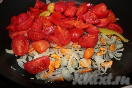 Лук и морковь нарезать не мелко, посолить и обжарить на отдельной сковороде на разогретом растительном масле. Затем добавить к ним замороженные овощи (у меня помидоры и болгарские перцы) и потушить в образовавшемся соусе. У меня были заморожены небольшие помидорки, сразу нарезанные на четвертинки - очень удобно и использовать, и снимать кожицу с них.
