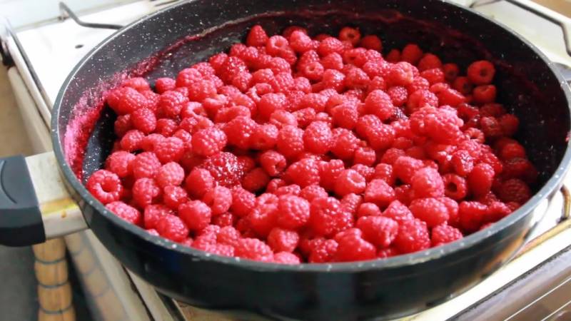 ягоды отправляем на сковороду