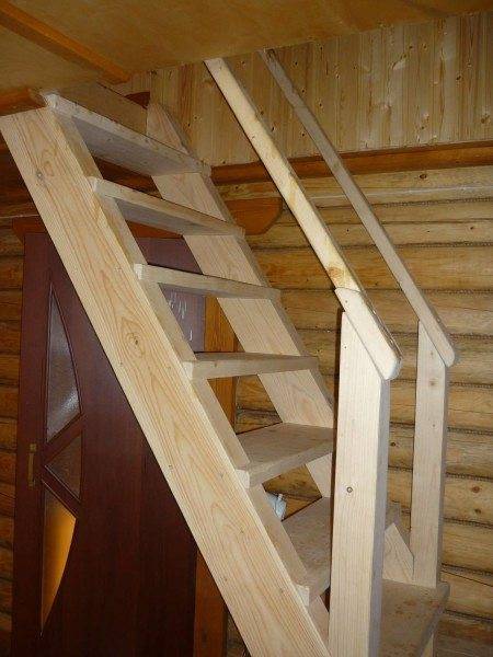На фото – деревянная маршевая лестница.
