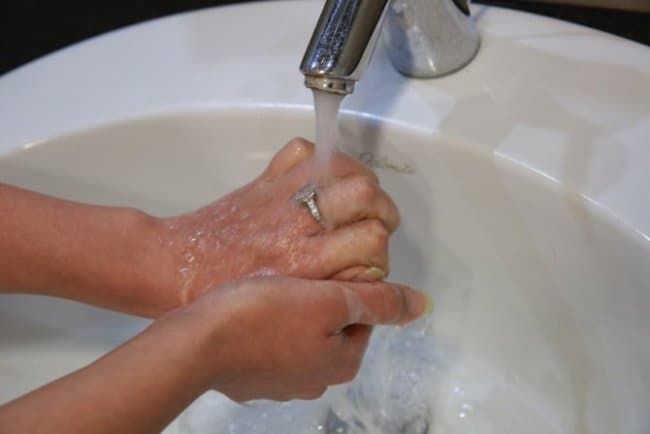 Промывание рук холодной водой дает только временный результат