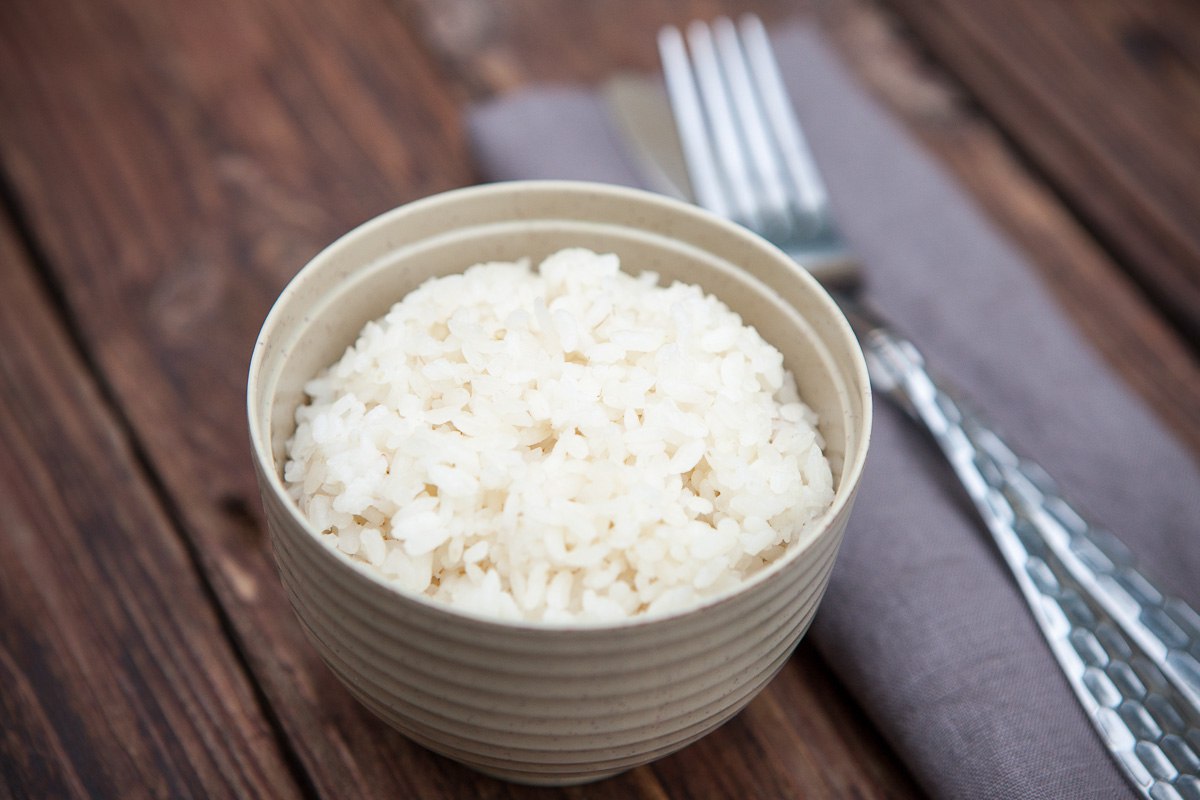 Заморозка риса. Рис отварной. Рис вареный. Отварной рис японский. Чашка риса тайский.
