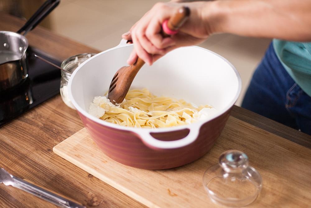 Промывать лапшу. Сотейник для пасты. Процесс приготовления пасты. Готовка спагетти. Процесс готовки макарон.