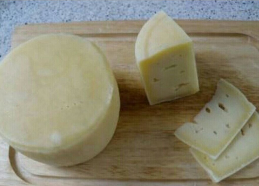 Можно сделать сыр в домашних условиях. Приготовление сыра. Домашний твердый сыр. Сыр своими руками. Приготовление домашнего сыра.