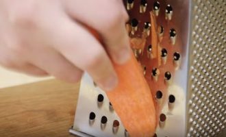 Морковь измельчаем на терке