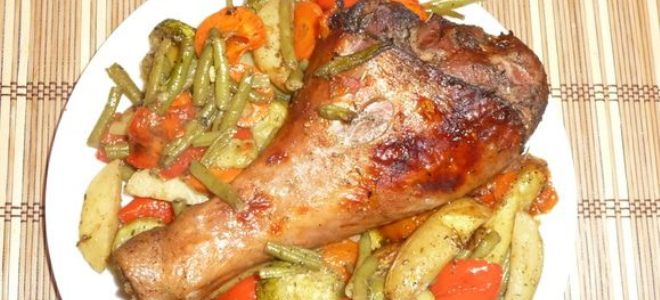 Голень индейки с овощами запеченная в духовке