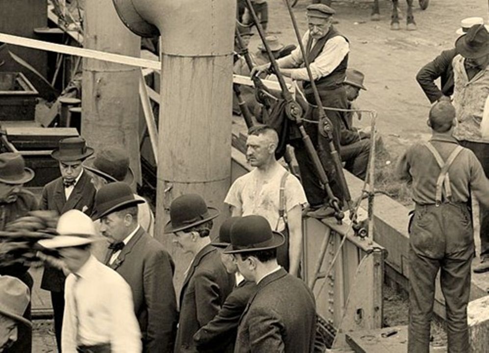Произошло перемещение во времени. Открытие золотого моста в Канаде в 1941 году. Путешествие во времени. Путешествие во времени фото. Путешественник во времени 1941.