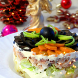 Слоеный салат с горбушей, сельдереем и маслинами