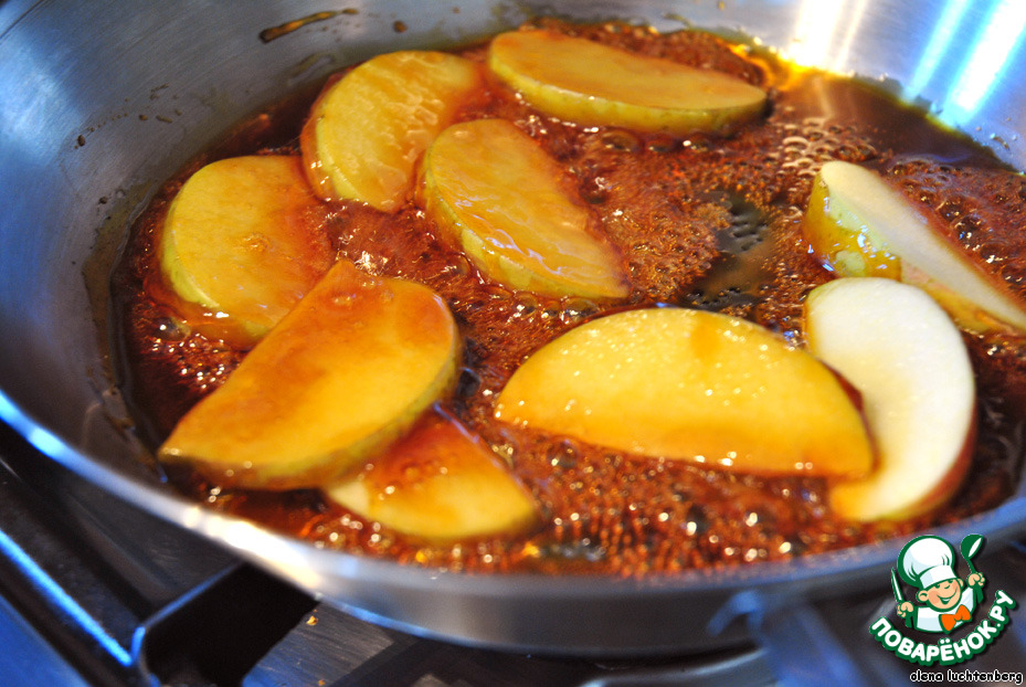 Жареные на сковородке пирожки с яблоками