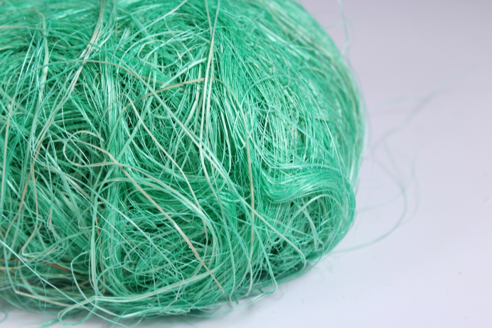 Пряжетта. Сизалевое волокно 50 гр.. Нитки зеленые. Зеленая пряжа. Зеленые нитки для вязания.