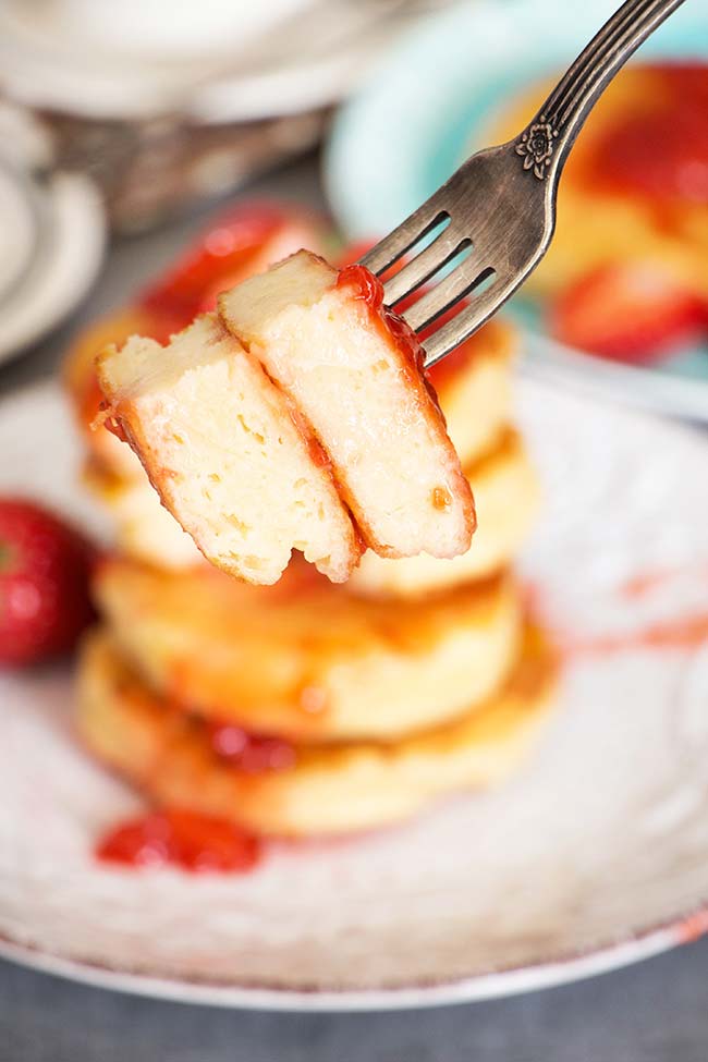 These famous Russian sweet cheese pancakes (Syrniki) are made with cottage cheese and served with a gorgeous fresh strawberry sauce. SO GOOD! 